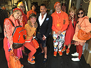 Überraschender Besuch von japanischen Frisören bei Heinzelmann: die beatunten die Dirndl, wir deren oranges Outfit